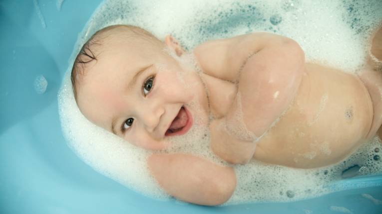 How to give your newborn a sponge bath